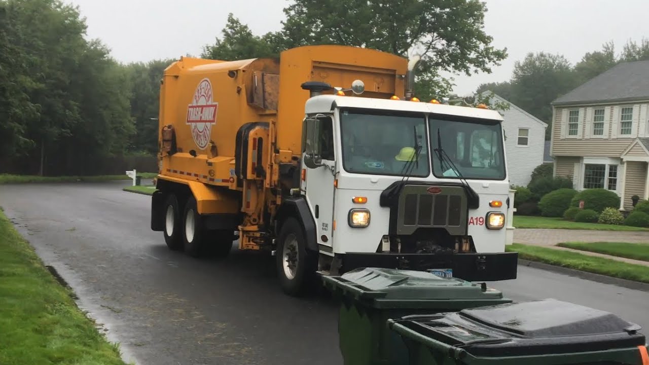 Peterbilt 520 Labire Automizer Flying Through Wet Trash - YouTube