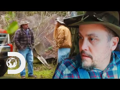 Moonshiners Angry After Buyer Threatens Their Security With An Unexpected Guest | Moonshiners