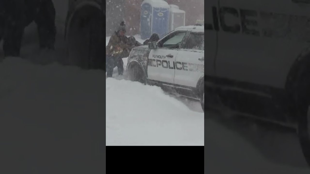 Good Samaritans come to the rescue and help the Police in snow storm!
