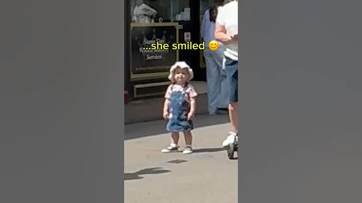 The way she smiled at the end 😩❤️ #singing #singer #public #reaction #cute #lewiscapaldi