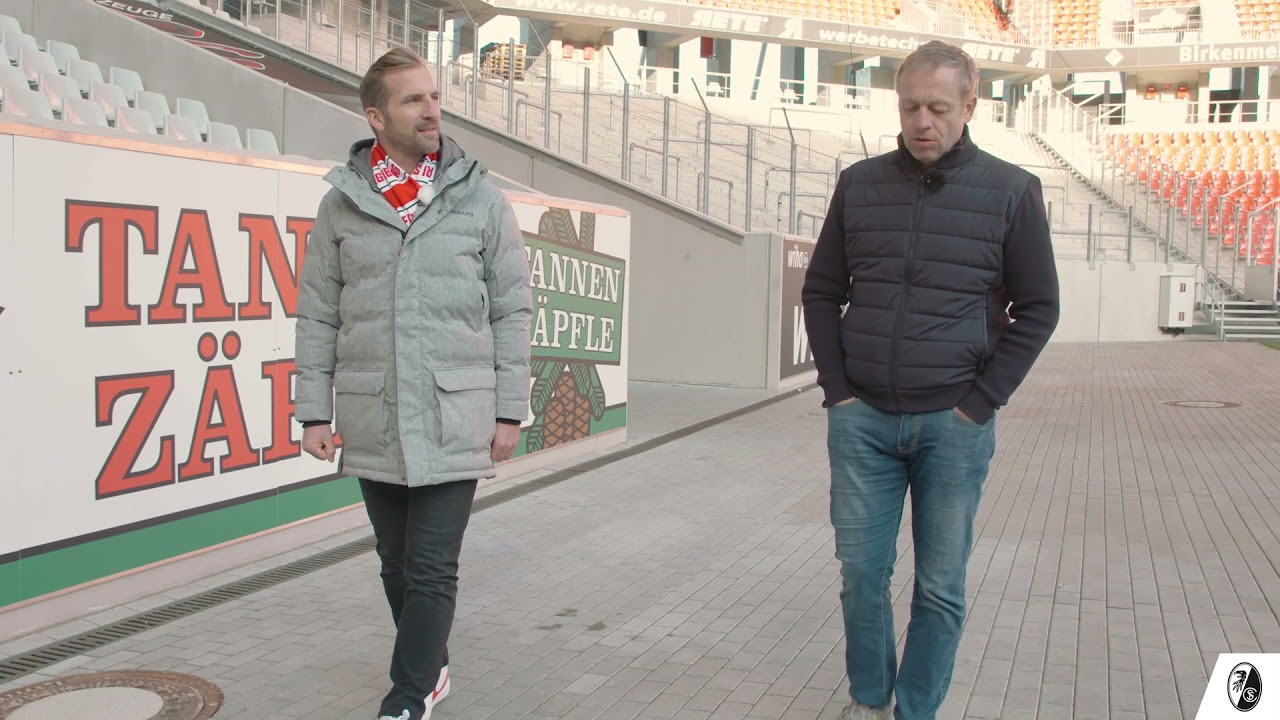Platzrunde mit Sportdirektor Klemens Hartenbach vom SC Freiburg