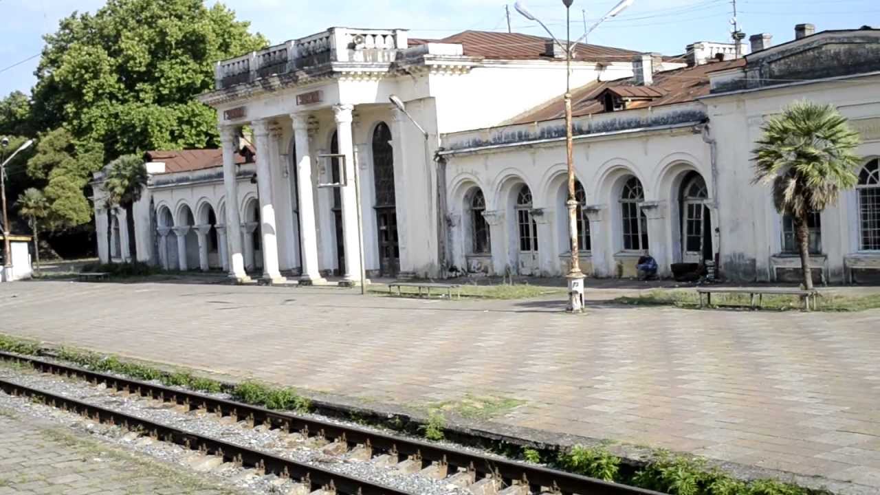 Вокзал пицунды. Гудаута Абхазия Железнодорожный вокзал. ЖД станция Гудаута. ЖД вокзал Сухум. Железнодорожный вокзал в Очамчира.