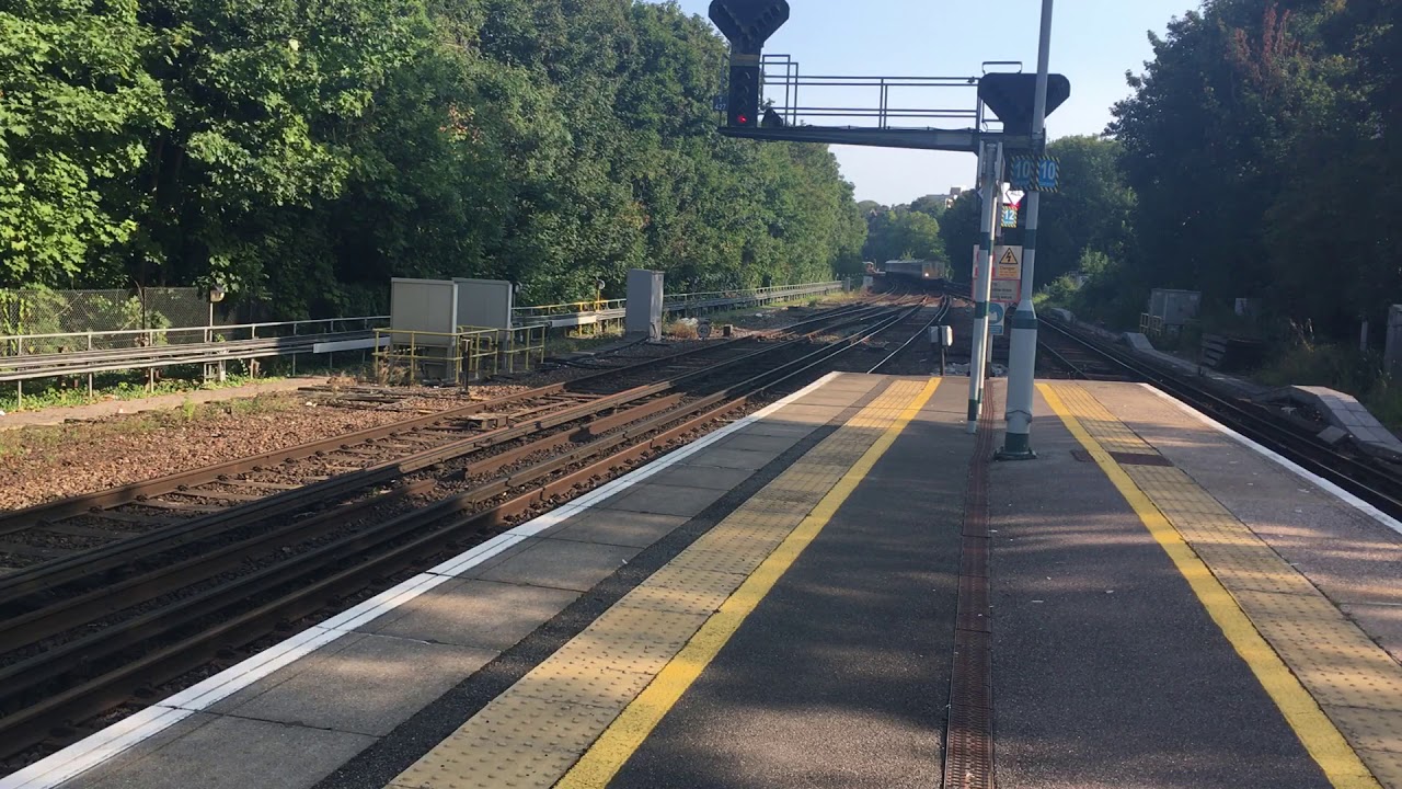 Thameslink Class 319432 and 319426 Passes Preston Park with a 2 tone 27/8/17