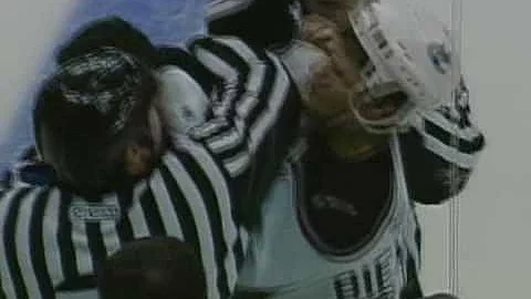 Kevin Bieksa vs Dan Hinote Jan 28, 2006