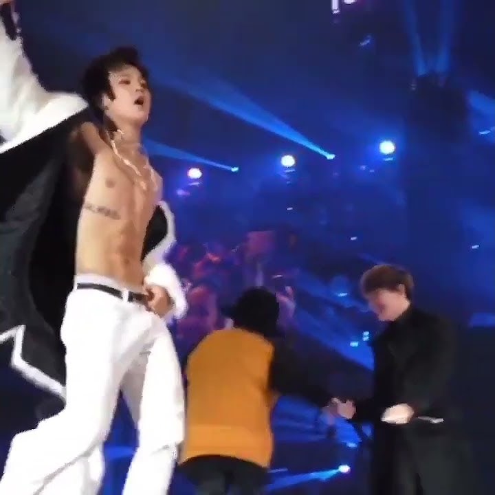 Shirtless Jimin running around at 2014 MAMA 😵💫