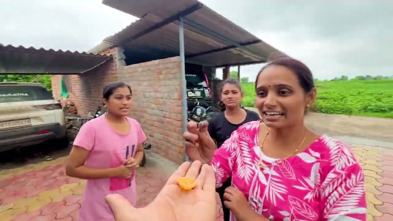 माकड भाचीच्या हातातले कुरकुरे घेऊन THAR गाडीवर बसलं 🫢