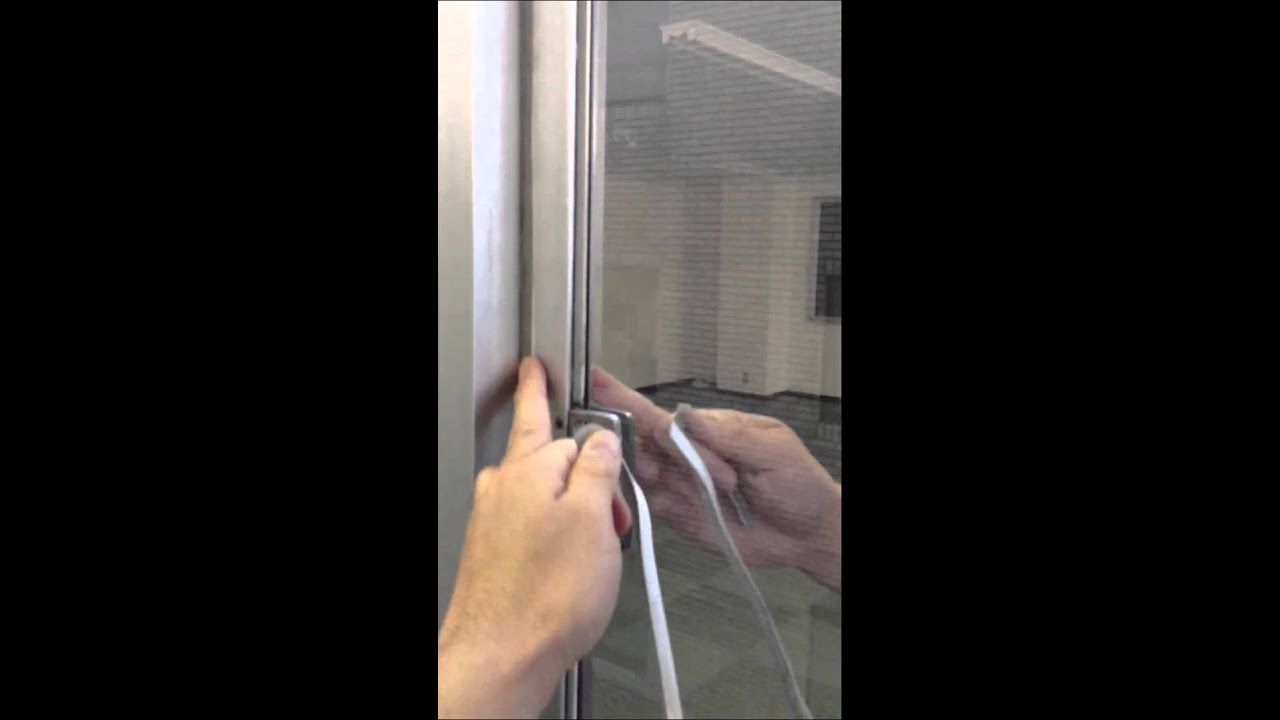 隙間風対策と防止方法 窓 ドアの隙間風を防ぐグッズややり方は 季節お役立ち情報局
