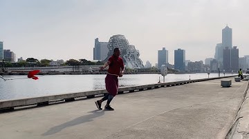 Rope dart daily training, at Kaohsiung Harbour, ROC. 繩鏢，在高雄港。