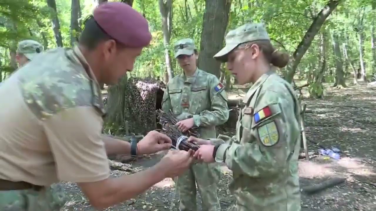 Studenții anului întâi AFT  în modulul de supraviețuire și cercetare.