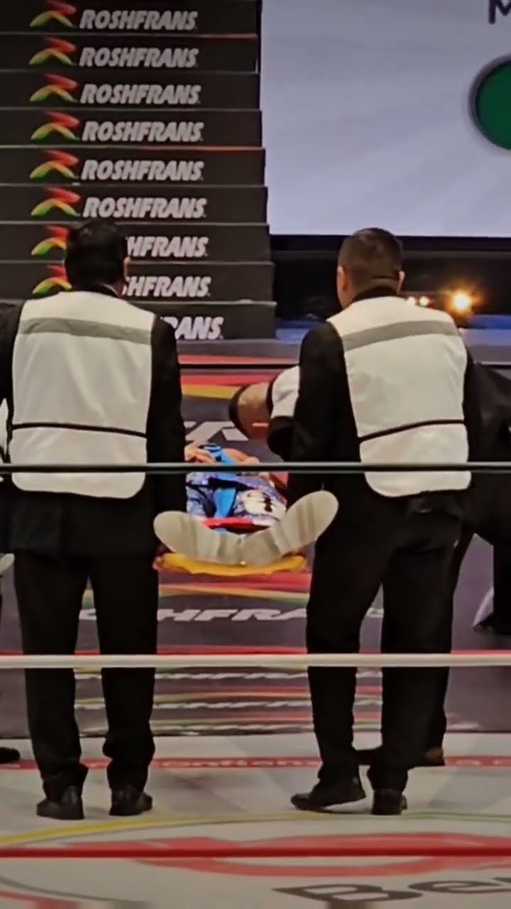 El Bárbaro Cavernario manda en camilla a Atlantis Jr en la Arena México