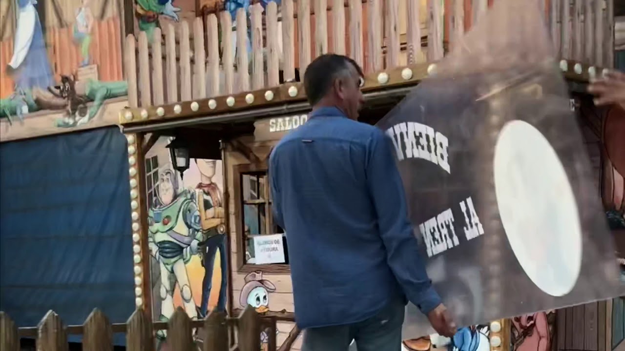 Cambiando las vallas del Tren de la Bruja