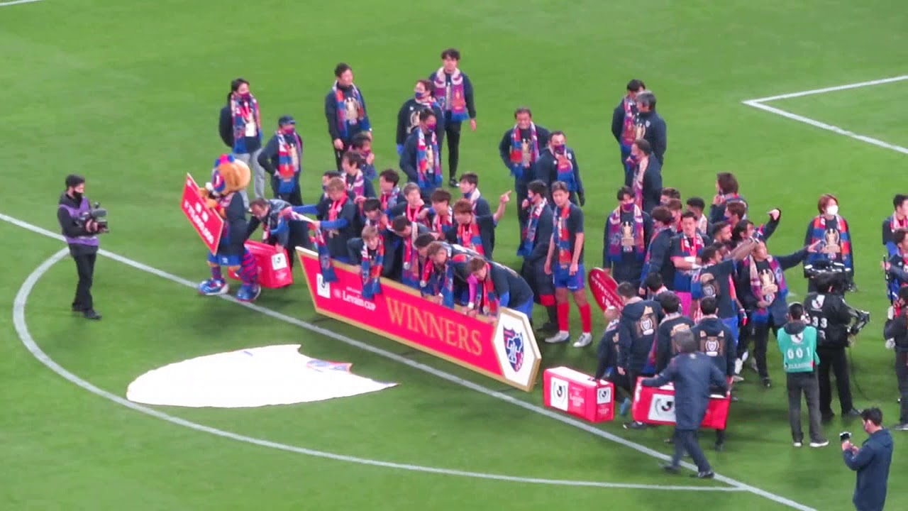 ルヴァンカップ決勝】FC東京 優勝の記念写真をゴール裏のサポーター 