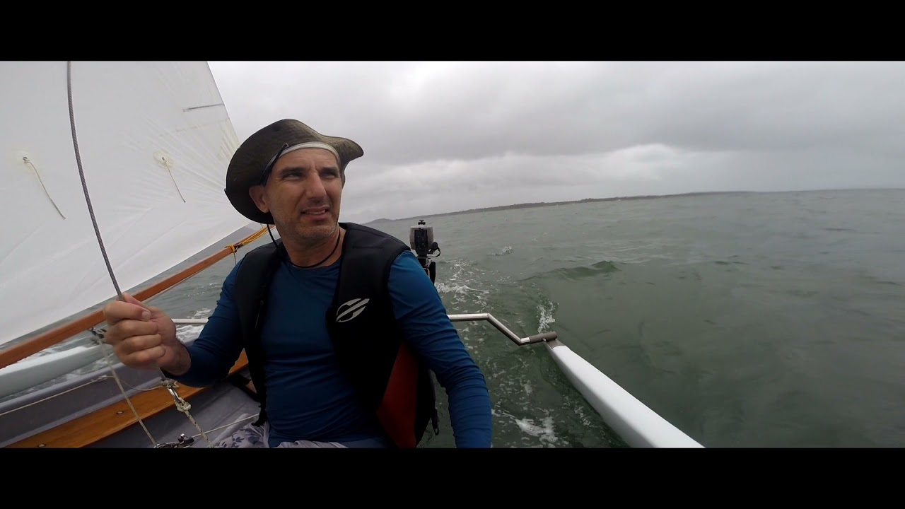 Velejando um veleiro Dory na baía de Cananeia