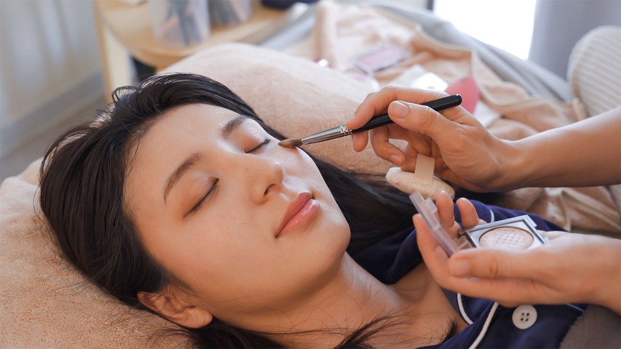 ASMR ベッドの中で寝たままメイクアップ (フェイシャルマッサージ付き)