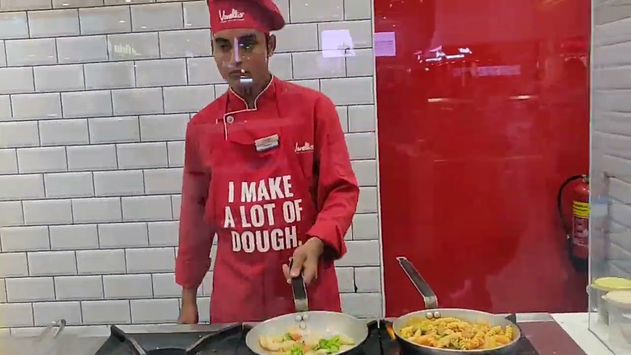 🍝 MAKING ALFREDO PASTA AT VANELLIS – CREAMY & DELICIOUS! DUBAI🧀🔥