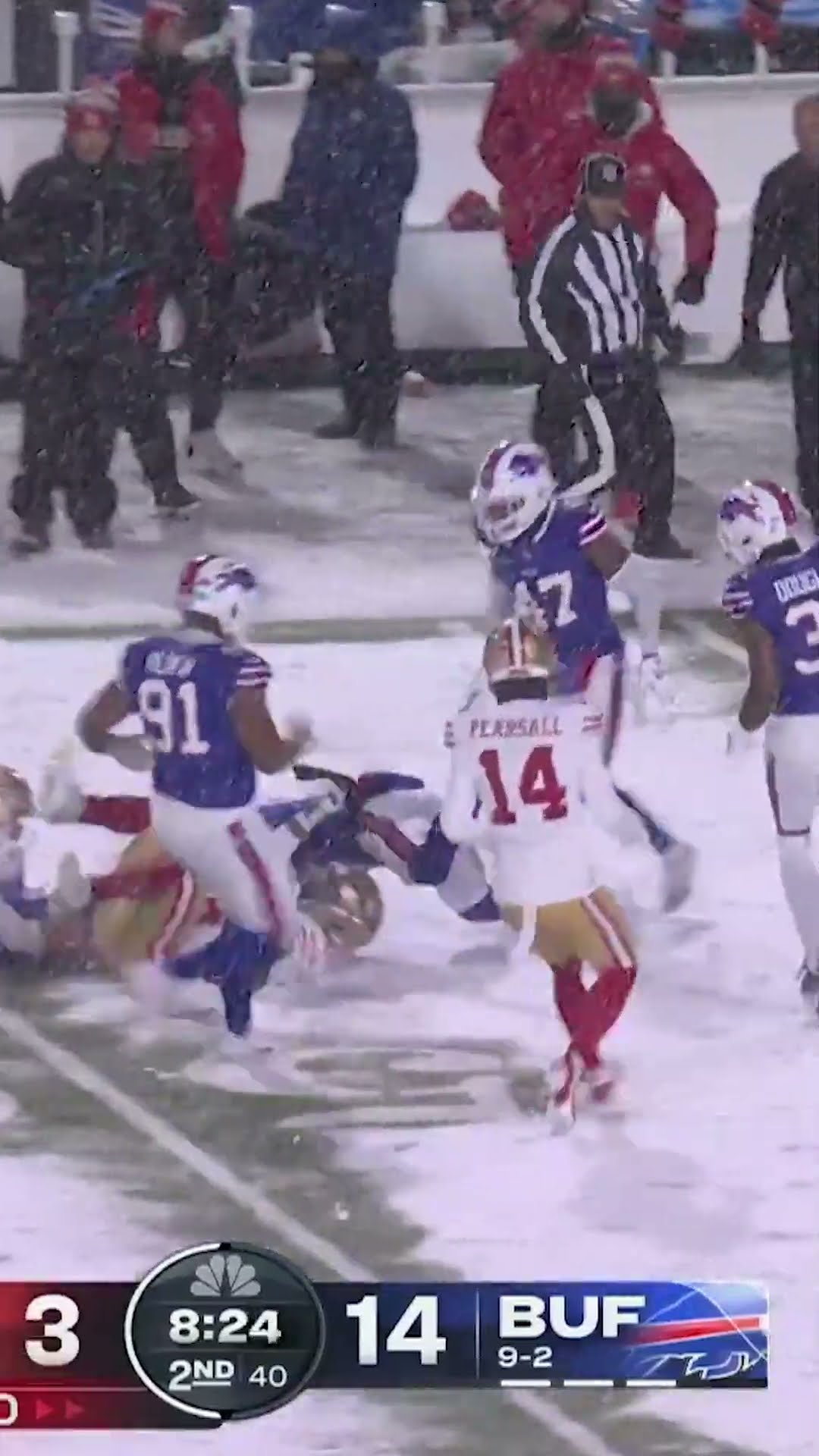 Jordan Mason powers through for a 27-yard run on 'SNF' #Shorts