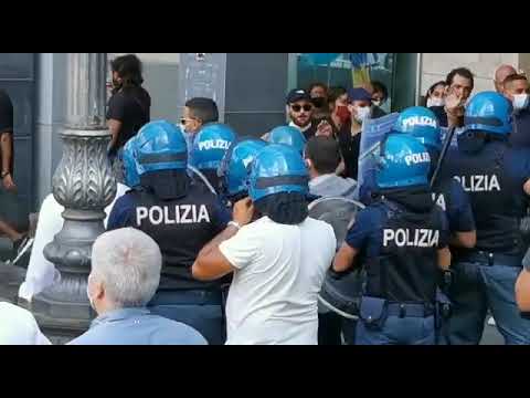 Salvini "cazzeia" i contestatori a Cava de' Tirreni: "Cretini"  (26.08.20)