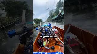 Почему у этой лодки мотор снаружи