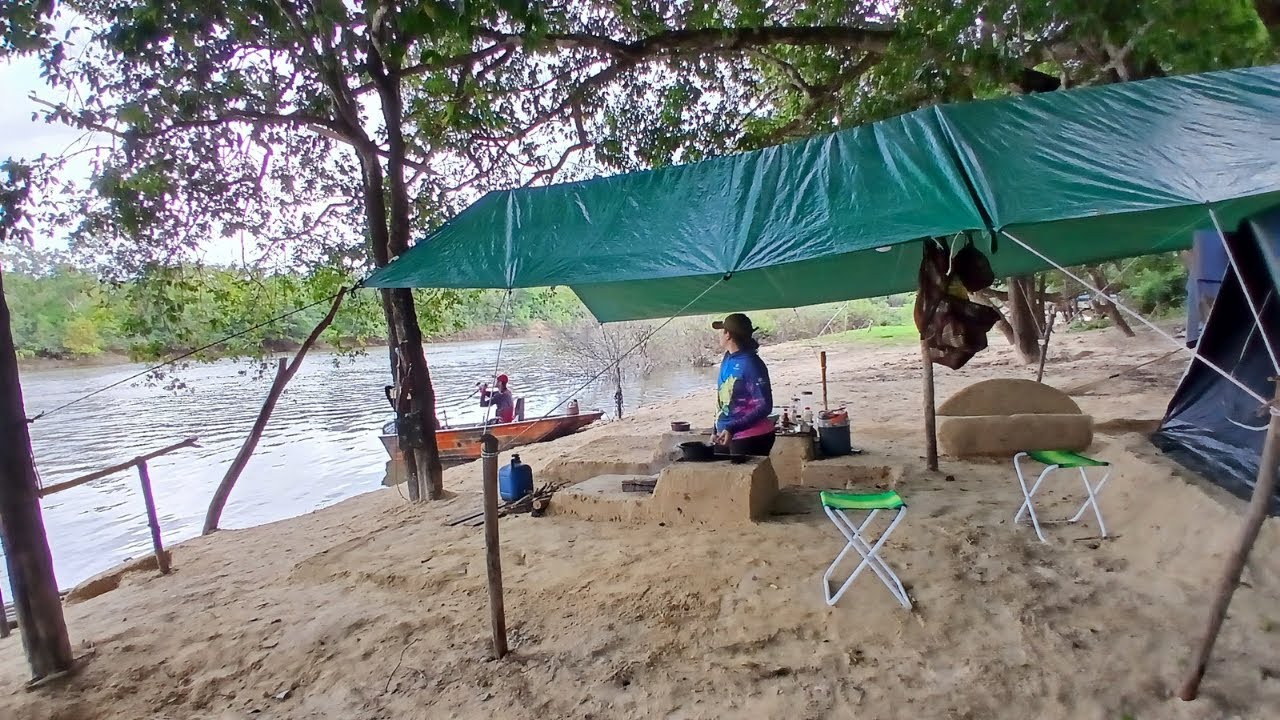 Fizemos um 🏕 acampamento no Rio do Peixe construímos o acampamento com base de areia...