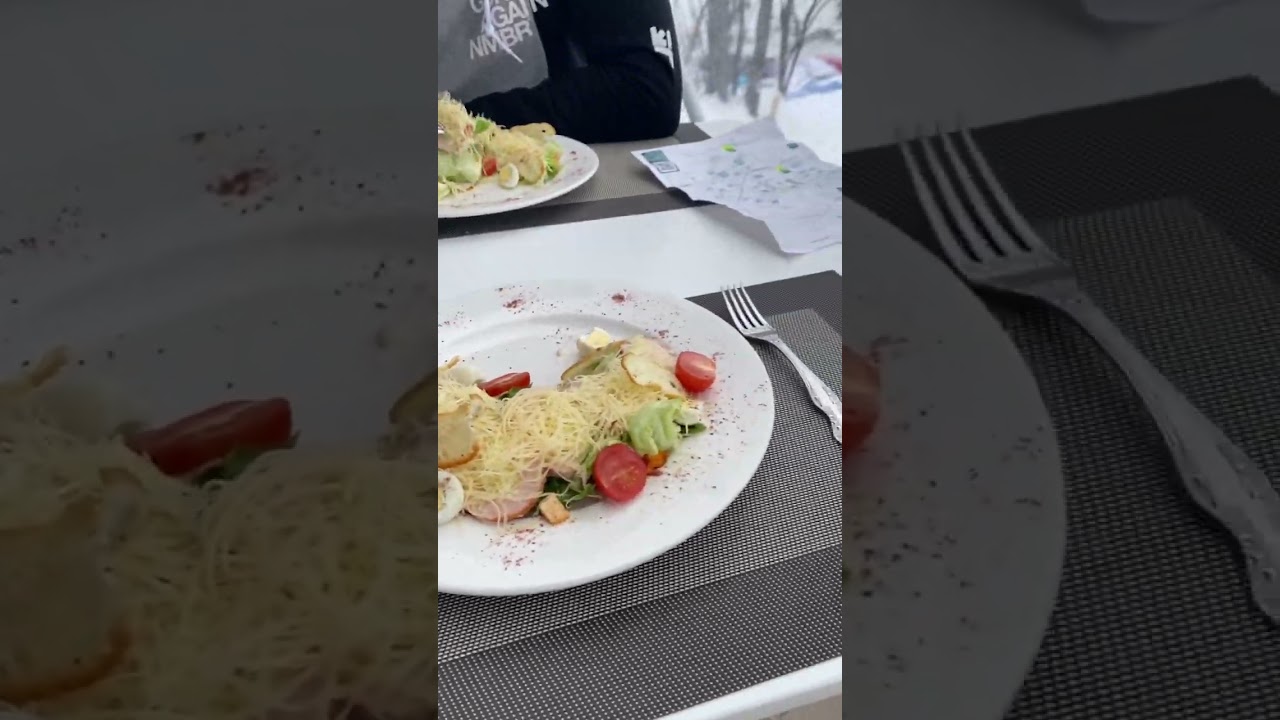 Любимый муж и любимый Цезарь с курицей 😍 в кафе Вереск Лапландская деревня