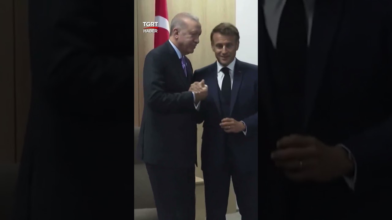 Cumhurbaşkanı Erdoğan ile Macron'un Selamlaşması Gündem Oldu! 
