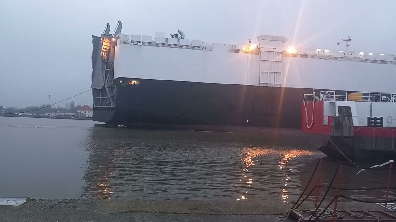 Bremerhaven Tugs and Vehicles Carrier