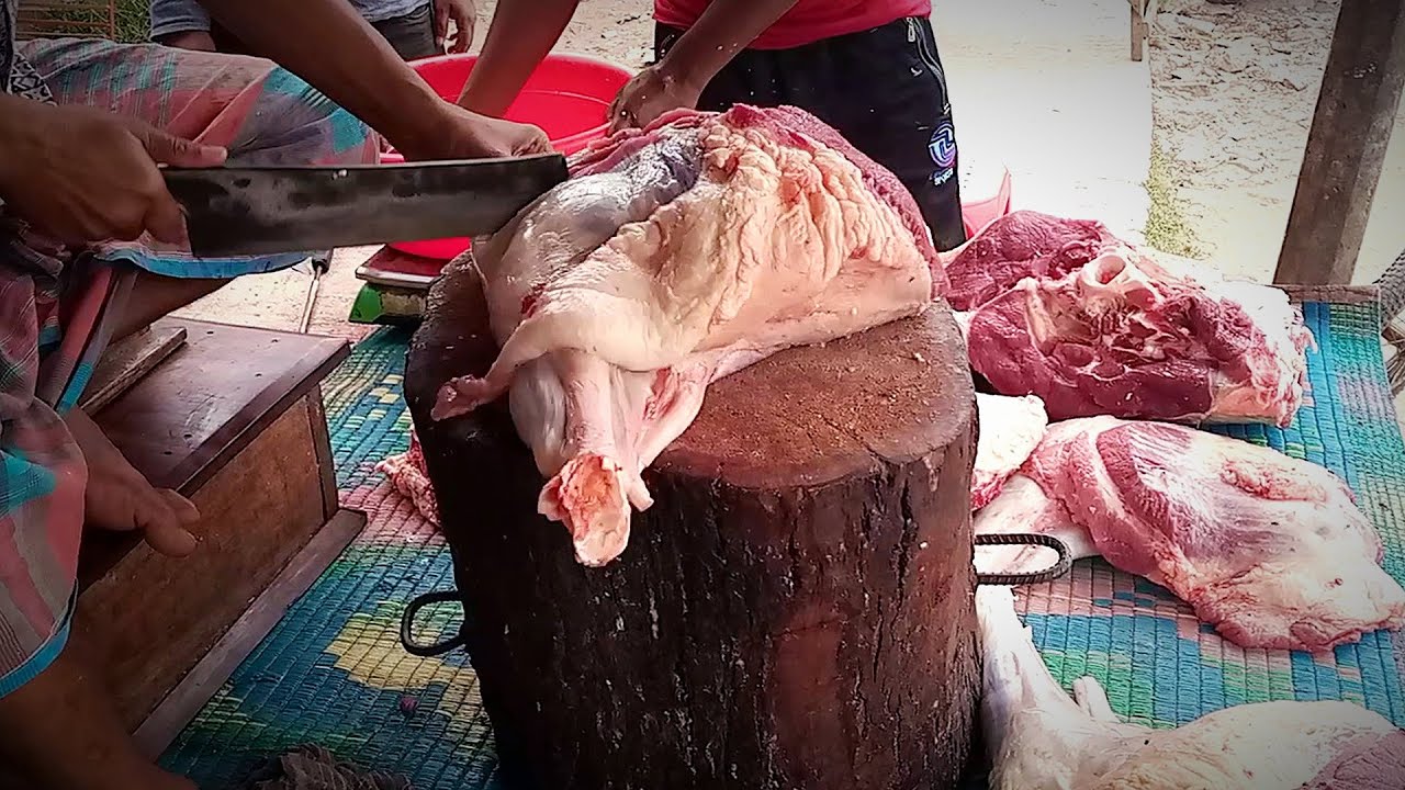 Отличные навыки ножа мясника и обработка мяса. Свежее мясо, уличный мясной магазин.