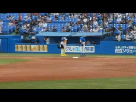 2012年神宮のつば九郎とドアラ