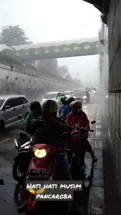 Tak kuat dengan derasnya hujan lebih baik menepi.#storywa #shortsvideo