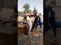 الناس يستمتعون بالمناظر الجميلة مع قرب الماء المملوءة فوق الجمال الناس يستمتعون بالمناظر الجميلة مع قرب الماء المملوءة فوق الجمال
