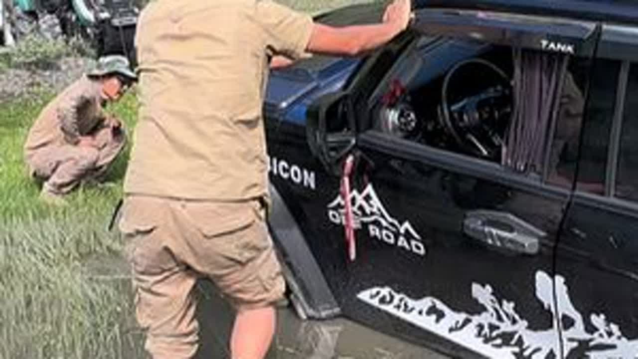 美女开着坦克300无人区被困。拖拉机救援。自驾旅行 越野穿越 拖拉机救援现场