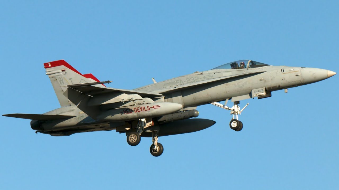 アメリカ海兵隊戦闘機F/A18ホーネット4機が厚木基地へ飛来 NAF Atsugi