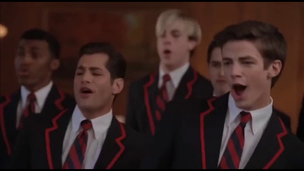 Хор 1 голос. Грант Гастин хор поцелуй. Glee Jon Hall Warblers. Grant Gustin singing. Glee Somebody that i used to know Darren Criss.