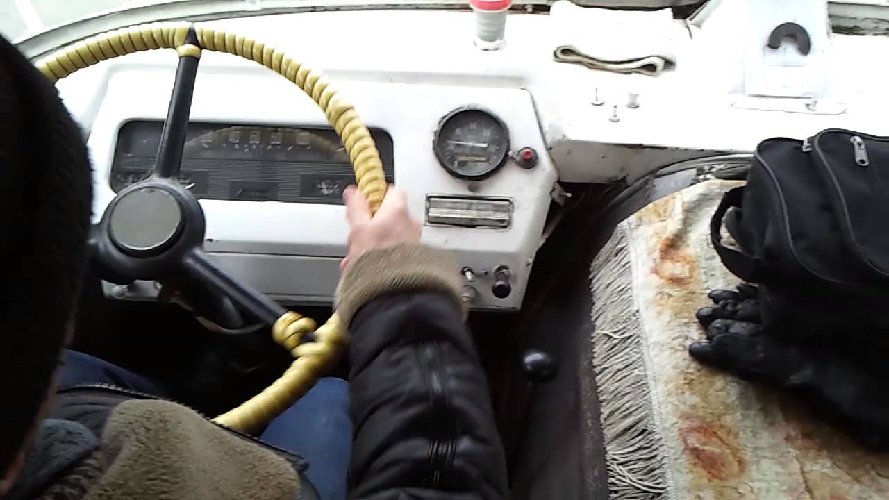 Водитель автобуса переключает передачи пальчиками