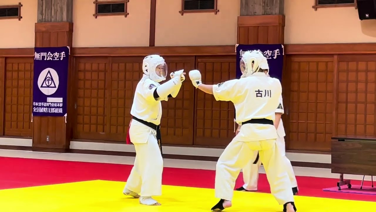 重量級、左、望月一成七段✖️右、古川祐大五段。延長が数回続いたこの試合。望月七段の2拍子（主審は取っていない）ではあるが、順突きに対して受即攻を決めた。素晴らしい。