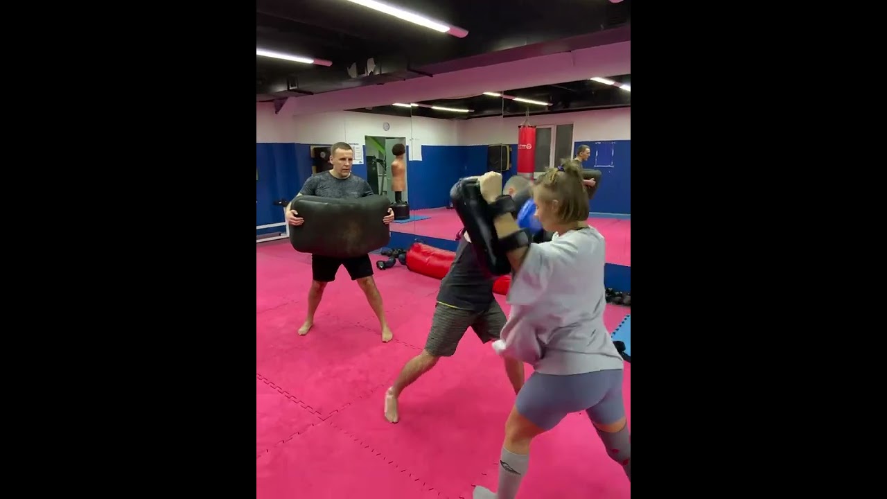 Тренировка ударов руками и ногами. Развитие баланса и