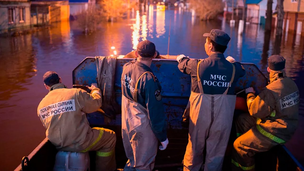 Десятки российских регионов ушли под воду. Дома затоплены, людей эвакуируют