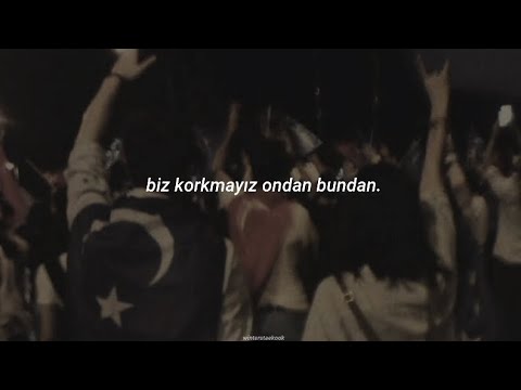 hadi gülüm yandan, yandan, yandan. biz korkmayız ondan bundan.