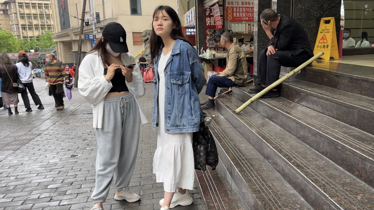 从未消失的重庆棒棒军，出卖最廉价的苦力生存。郭沫若舊居