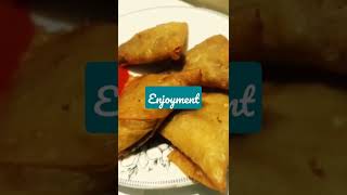 #karachi #rain #enjoyment #samosa #fenchfries #chips #yummyfood #tastyfood  #چپس#سموسے#کراچی  #بارش