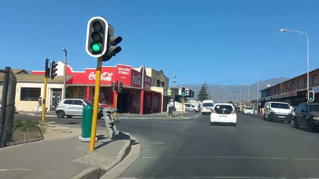 На запад через Кейп-Флэтс, реку Лотус, Грасси-Парк в ноябрьский день в Кейптауне.