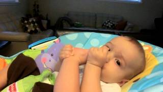 Noah Chupando O Dedo Do Pé.