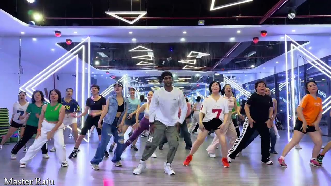 SEX BOMB ( Bachata version ) Vicky Corbacho Zumba