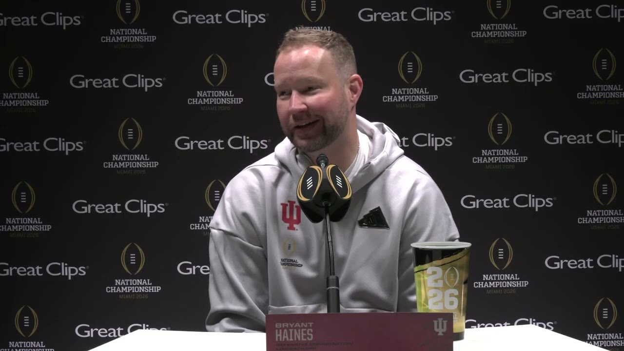 Брайант Хейнс обсуждает матч «Индиана Хузерс» против «Майами Харрикейнс» за чемпионский титул в н...
