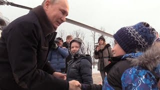 «Я бы с тобой полетал, но надо работать»: Путин исполнил мечту мальчика о вертолетной экскурсии