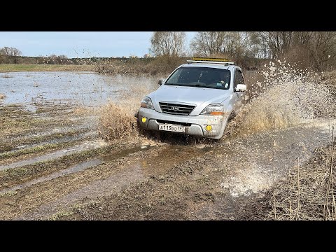 Джипы и кроссоверы на раскисшей дороге. Renault Kaptur, Hyundai Creta, Kia Sorento BL и др.