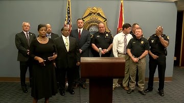 Phony sign language interpreter signs gibberish