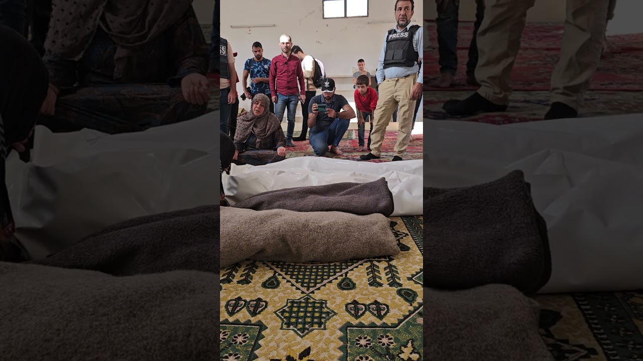 من تشييع ضحايا مجزرة المخيم في  قرية الحمامة #جسر_الشغور غرب #إدلب بقصف الطائرات الروسية