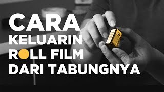 Cara Mengenluarkan Roll Film Dari Tabungnya