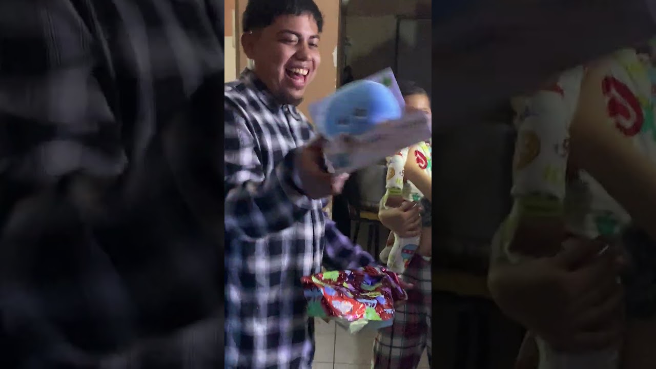 Abriendo los regalos de navidad 